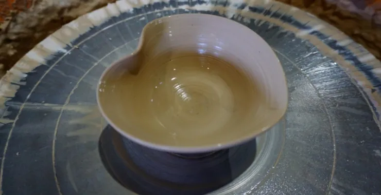 陶艺手工制作的爱心型碗