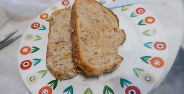 彩色盘子里的核桃黑麦欧包下午茶小资点心面包