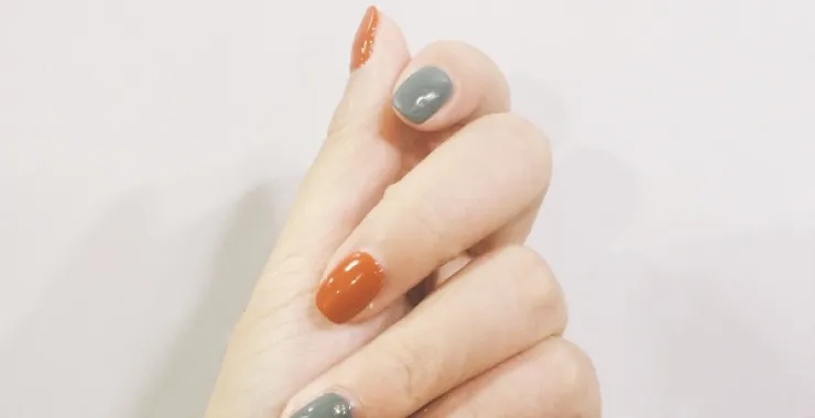蓝黄色的美甲手部特写