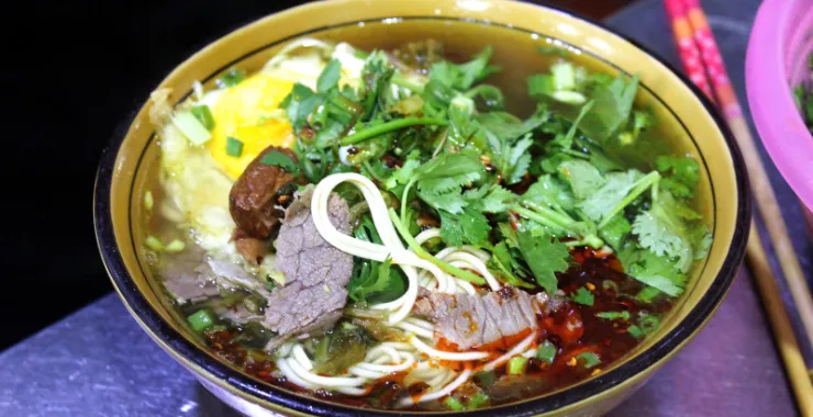 特色美食牛肉拉面劲道牛肉搭配香浓高汤香菜辣椒荷包蛋