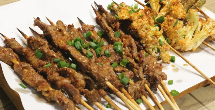 夜宵深夜烧烤朋友聚餐肉串撸串美食探店