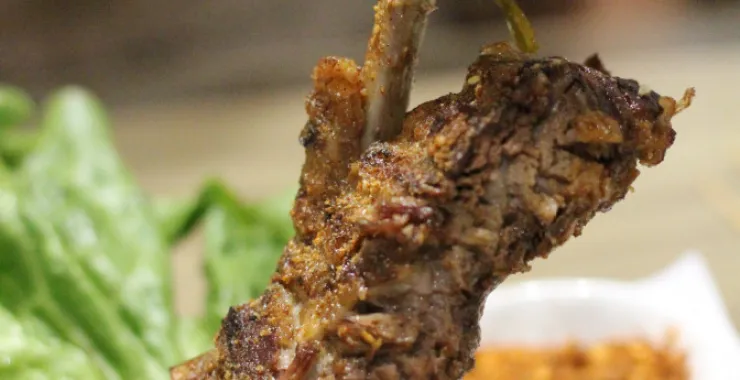 炭烤羊排烧烤外酥里嫩满口脂香 咬下连皮带肉轻松脱骨