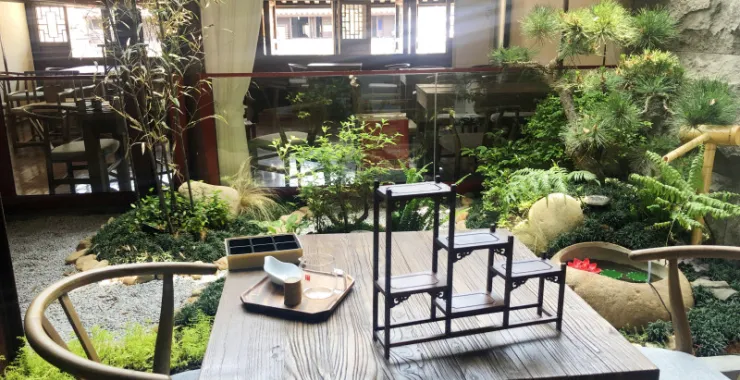 糕社内景一角古色古香花树古典桌椅装修小资悠闲喝下午茶
