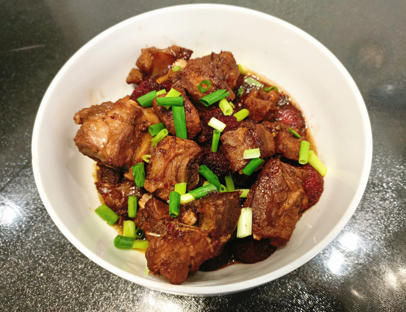 夏季开胃特色菜杨梅炖排骨 酸甜鲜香唇齿生津美食家常菜