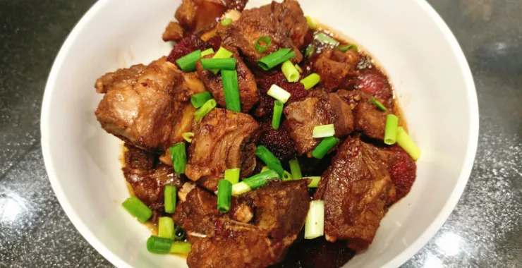夏季开胃特色菜杨梅炖排骨 酸甜鲜香唇齿生津美食家常菜
