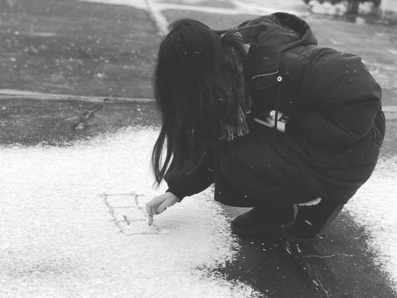 下雪天在雪地里写字玩雪人物