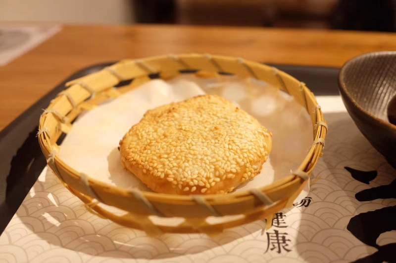 宁波捞王烧饼竹编碗里放着的烧饼美食下午茶点心