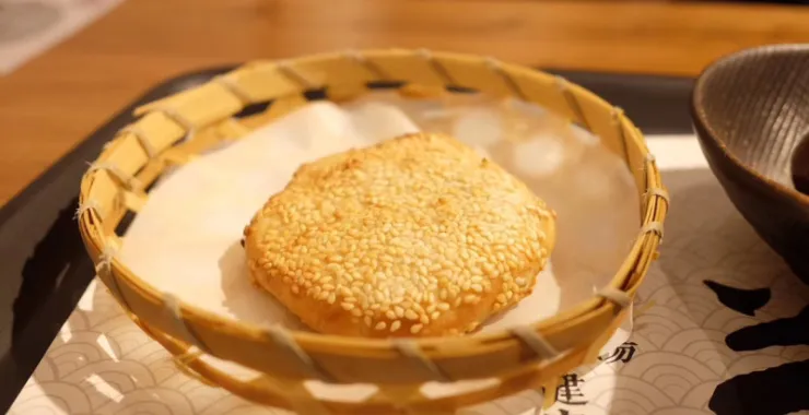 宁波捞王烧饼竹编碗里放着的烧饼美食下午茶点心