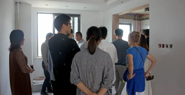 样板房参观活动大家参观装修中的房子人群