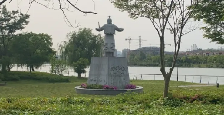 余姚草坪里春天下的名人石像