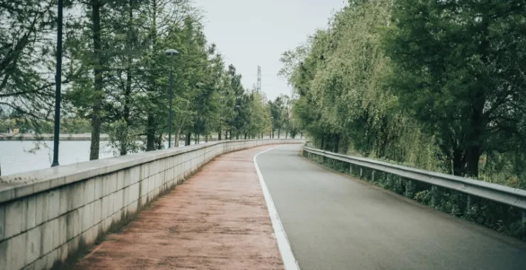 徒步绿道江河骑车散步活动悠闲