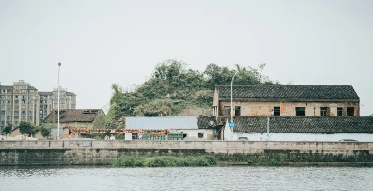 徒步绿道江河骑车散步活动悠闲建筑房子