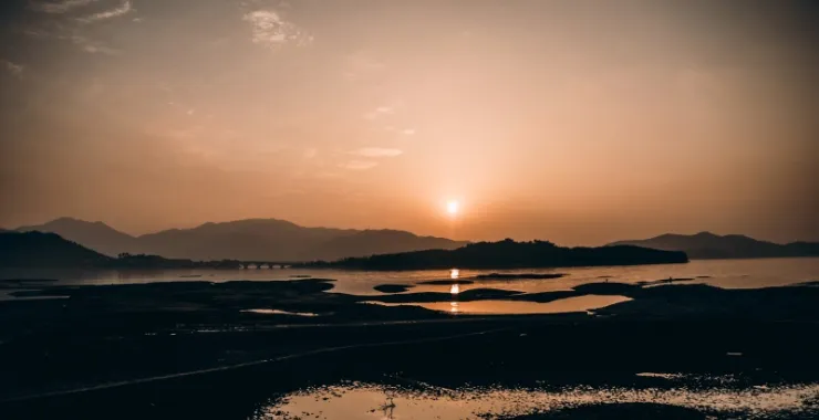 景色湖边夕阳黄昏