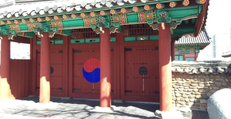 韩国院落彩绘大门屋檐