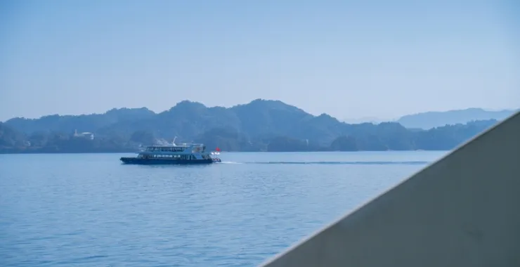 旅游湖泊游船旅行休闲