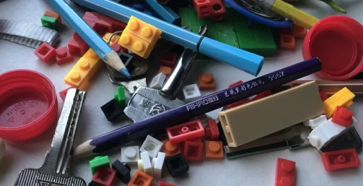 小学儿童一堆玩具水彩笔小恐龙乐高玩具旧物改造