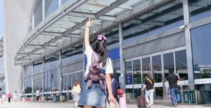 亲子旅游出发去旅行女孩紫色蝴蝶结余姚高铁北