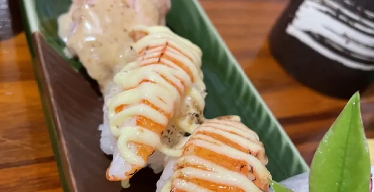 日料三文鱼炙烤寿司聚餐