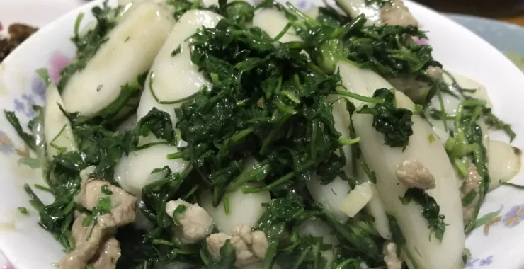 荠菜炒年糕家常菜