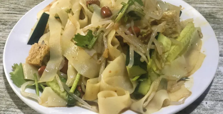特色凉皮烤麸豆芽青瓜