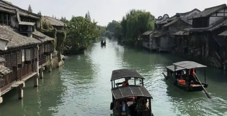 河水湖面划船旅游乌篷船