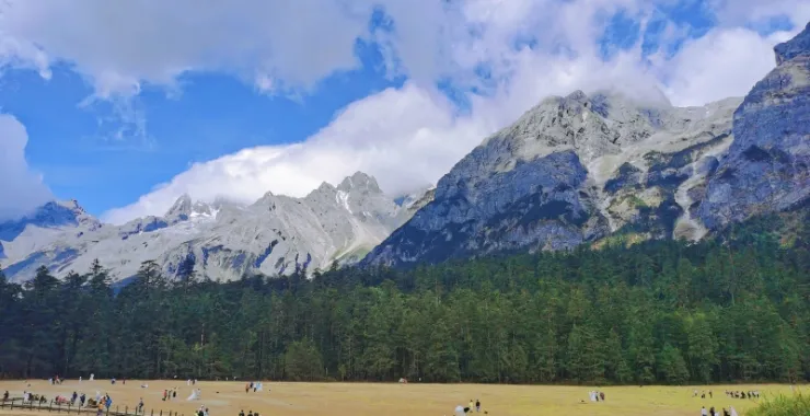云南旅游美景 玉龙雪山打卡拍照蔚蓝天空云朵