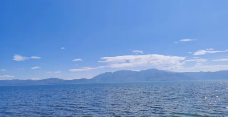 云南旅途美景 洱海蓝天白云夏季踏青知名景点