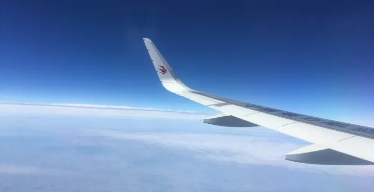 飞行在天空中云上云端蓝天晴空万里