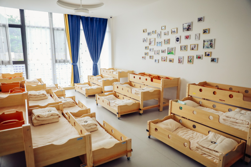 行知幼儿园午睡的教室