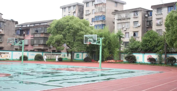 富巷小学操场篮球框