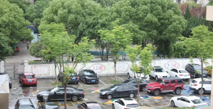 富巷小学室外停车场