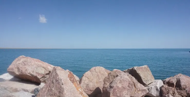 青海湖蓝色湖面以及礁石