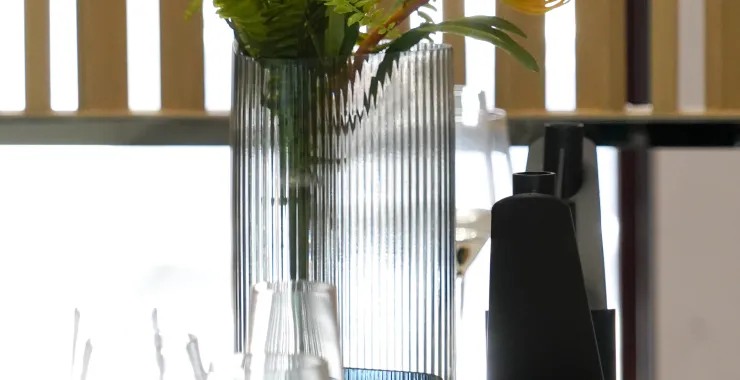  样板间餐厅餐桌酒杯装饰花瓶