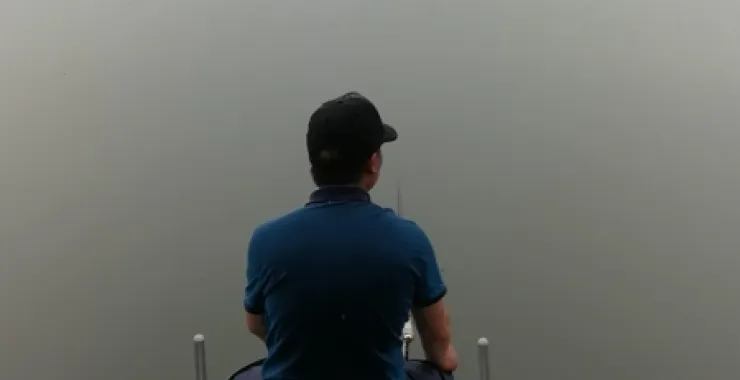 阴天室外钓鱼