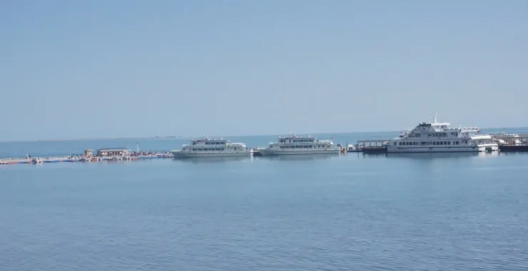 青海湖蓝色的湖水以及游轮