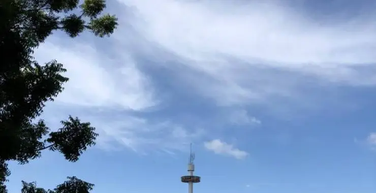 蓝天白云灯塔大海