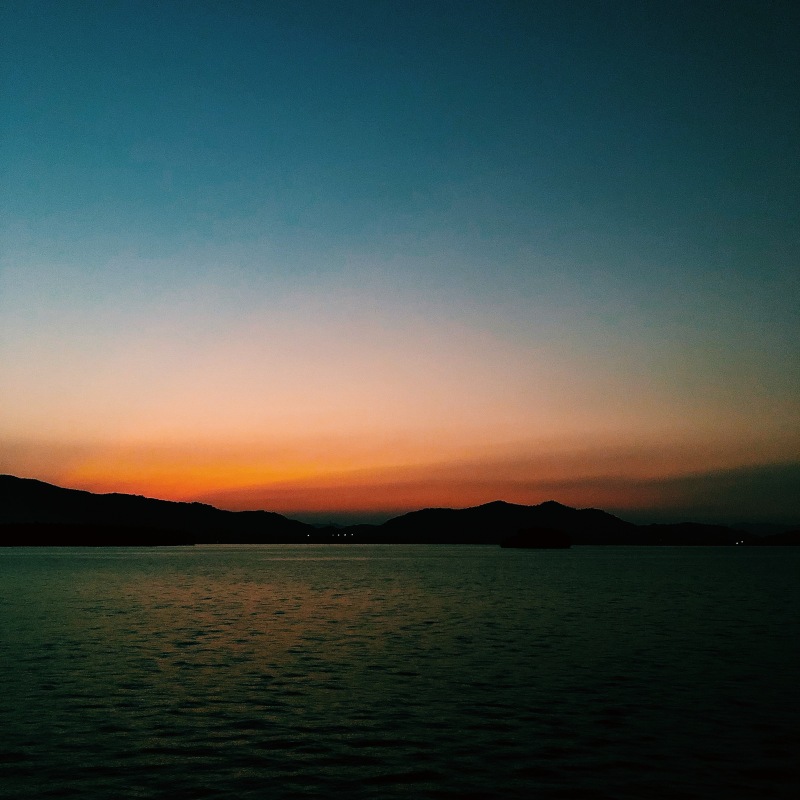 夕阳湖边火烧云