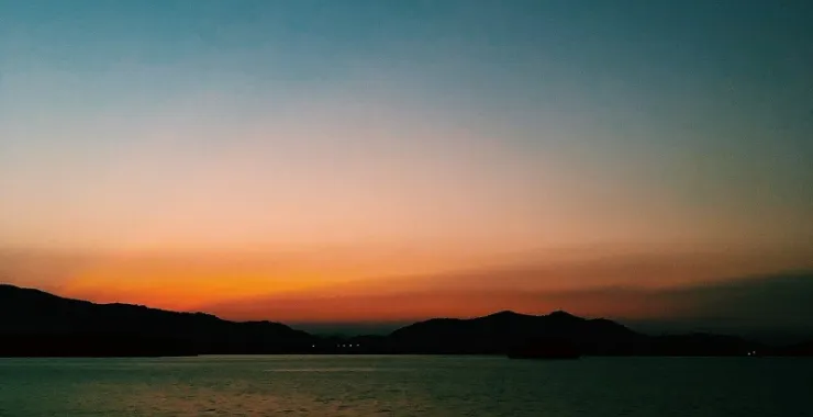 夕阳湖边火烧云