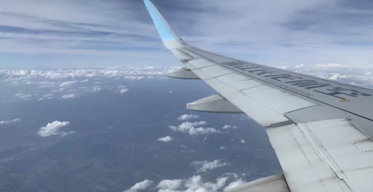 飞机空中俯拍地面云层
