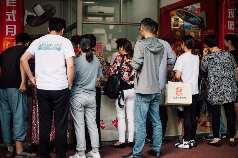 背影排队买东西中秋月饼
