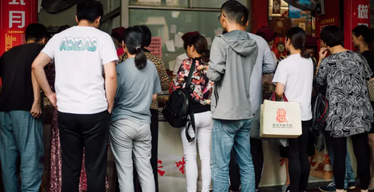 背影排队买东西中秋月饼