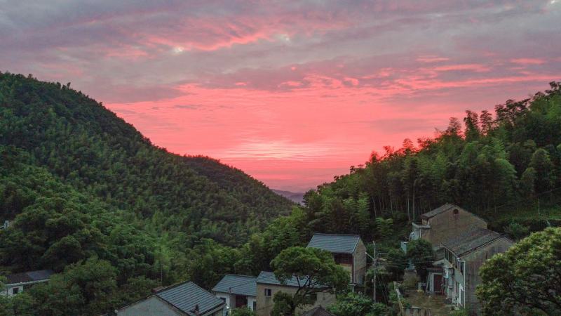 日落晚霞 旅行深山中的烟火人家 安逸静谧小村庄 天空夕阳西下 