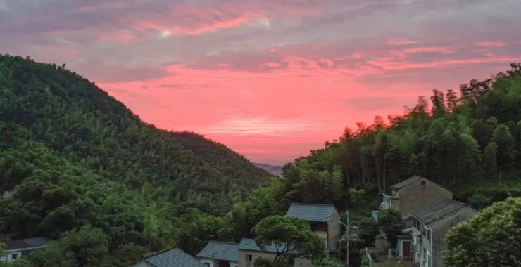 日落晚霞 旅行深山中的烟火人家 安逸静谧小村庄 天空夕阳西下 