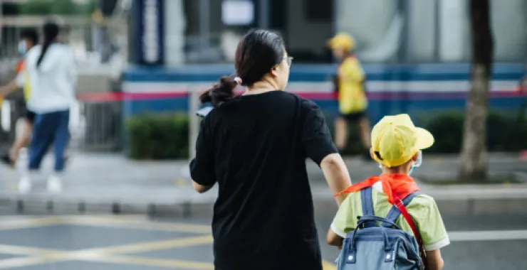 开学上学家长孩子背影读书校园