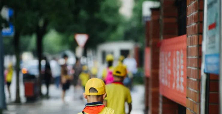 开学上学孩子读书背影