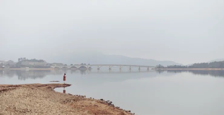 四明湖湖边