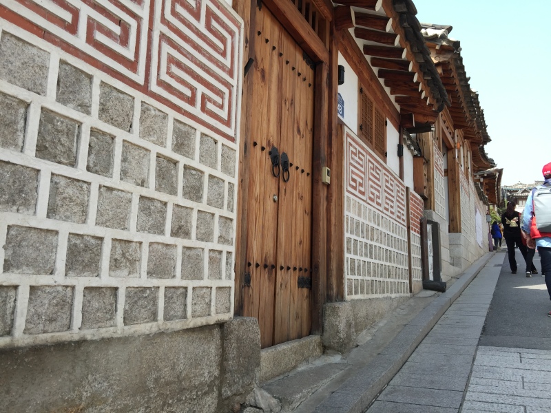 韩国豪宅古建筑老房子传统墙砖基底木结构屋檐