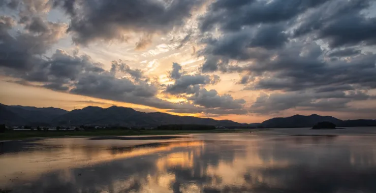 四明湖夕阳湖水天空云