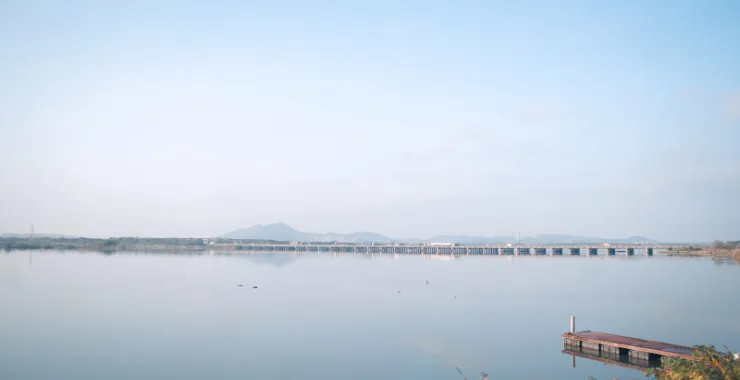 牟山湖景色蓝天高速