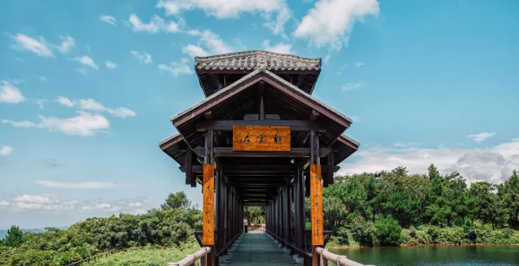 余姚蓝天白云四明山地质公园古建筑亭子